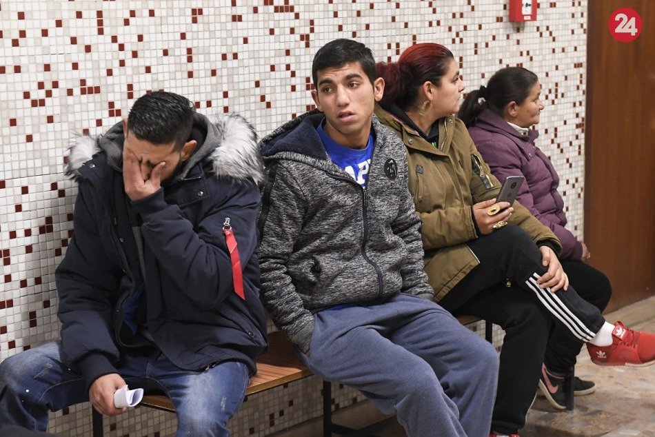 Ilustračný obrázok k článku Obžalovaných policajtov v kauze šikanovania rómskych chlapcov oslobodili, FOTO