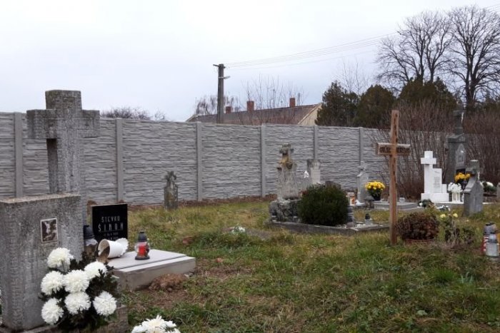 Ilustračný obrázok k článku Starý bol už v nevyhovujúcom stave: Cintorín v Prílepoch dostal nový plot