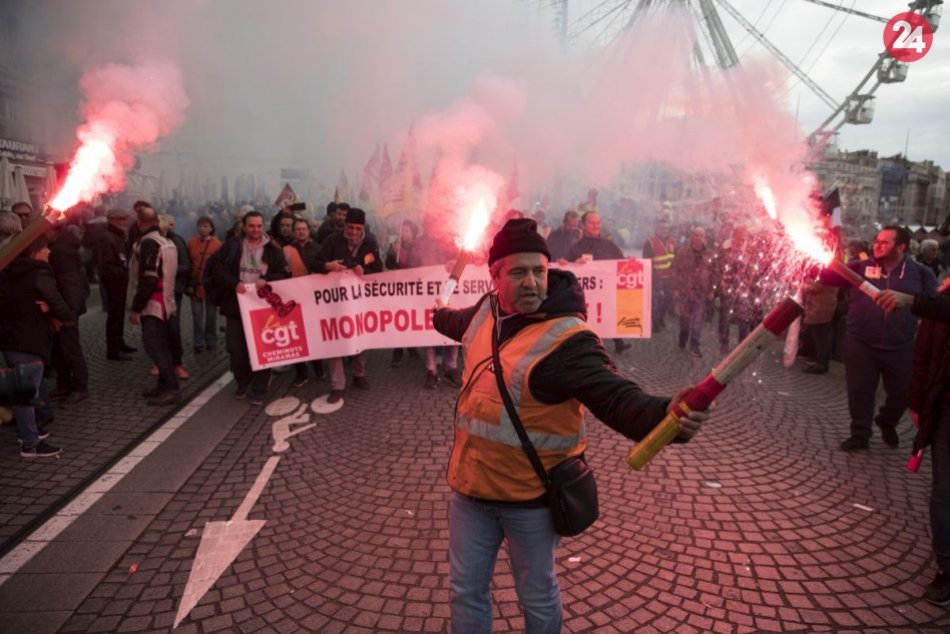 Ilustračný obrázok k článku Francúzsko na nohách: 800-tisíc ľudí demonštrovalo proti plánom Macronovej vlády