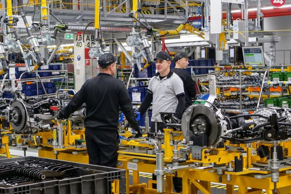 Ilustračný obrázok k článku Jaguar  Land Rover obnoví výrobu vo všetkých nitrianskych prevádzkach