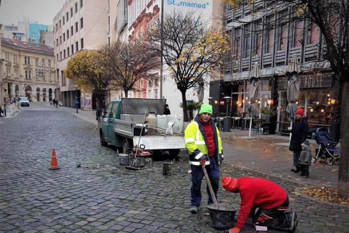 Ilustračný obrázok k článku Koniec rozbitým chodníkom: V centre Bratislavy opravujú poškodenú dlažbu