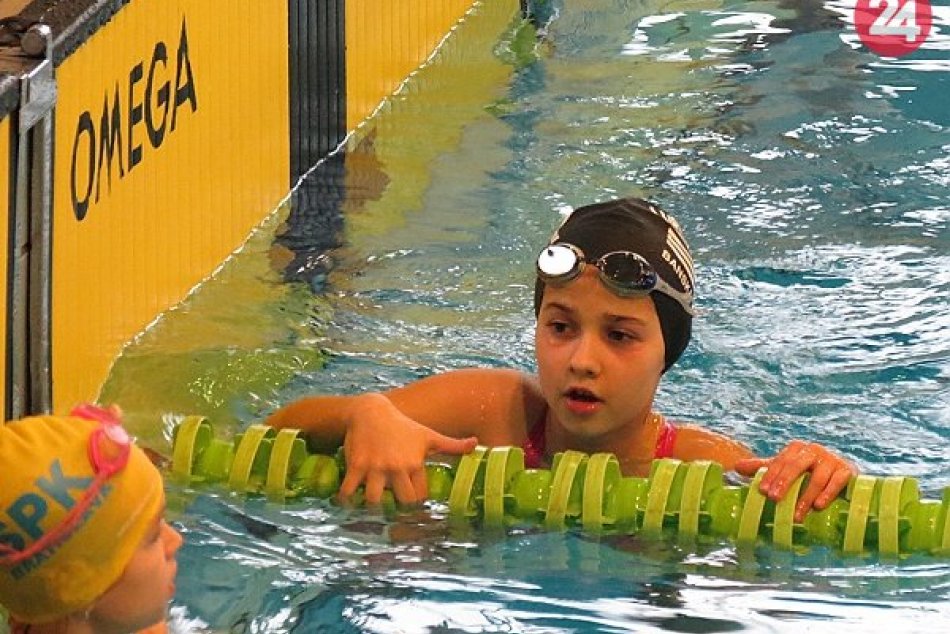 Ilustračný obrázok k článku Bystrická plavkyňa Ema zahviezdila na majstrovstvách SR. Vybojovala hneď 2 medaily, FOTO
