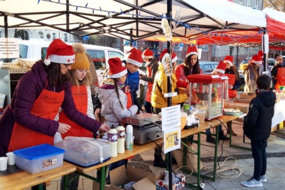Ilustračný obrázok k článku Vianočné trhy prilákali stovky ľudí: Výťažok z predaja punču putuje na dobrú vec
