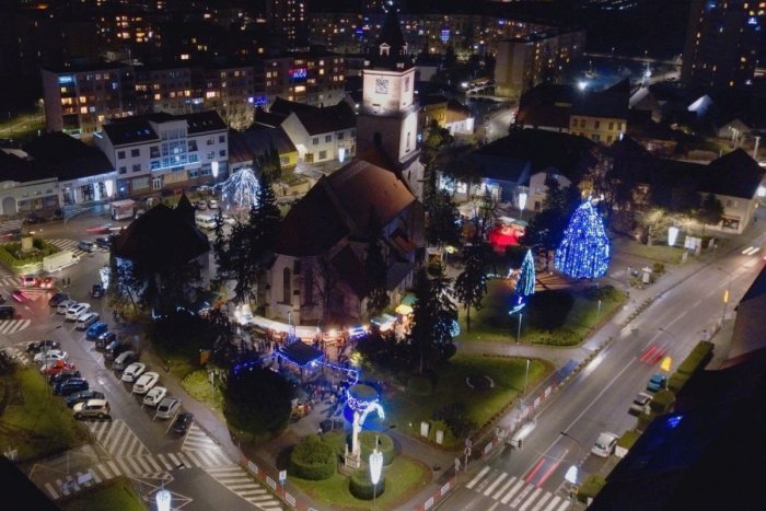 Ilustračný obrázok k článku Vianočné trhy s novinkou: Na námestí zavesia jedličku dolu hlavou