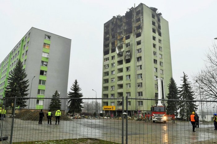 Ilustračný obrázok k článku Zničená bytovka: Po výbuchu začnú s postupnou demontážou jej vrchných poschodí