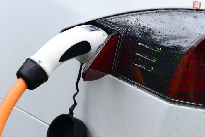 Ilustračný obrázok k článku Kríza stopla dotácie na elektromobily a výzvu na elektronabíjačky