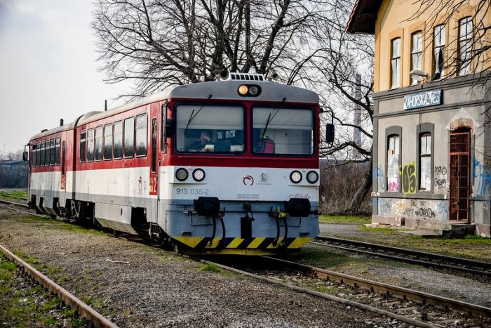 Ilustračný obrázok k článku Kraj ušetril. Vlaky do Záhorskej Vsi nahradia autobusy