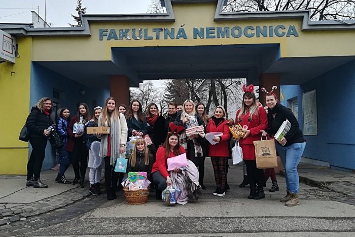 Ilustračný obrázok k článku Trnavskí študenti myslia na druhých: V nemocnici vyčarili vianočnú náladu