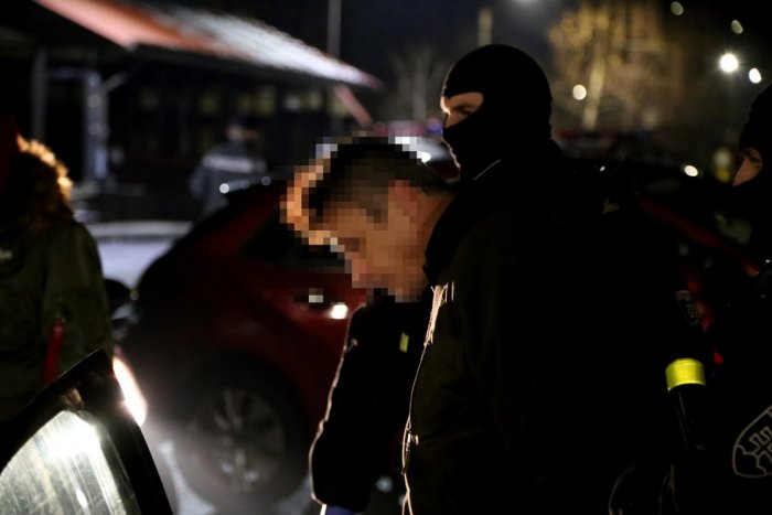 Ilustračný obrázok k článku Drogová razia v Kremnici: Muž (45) skončil v rukách polície, FOTO zo zásahu