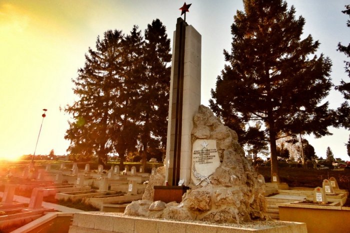 Ilustračný obrázok k článku Z vojenského cintorína v Humennom zoberú hrsť zeme: Poputuje do základov nového ruského chrámu