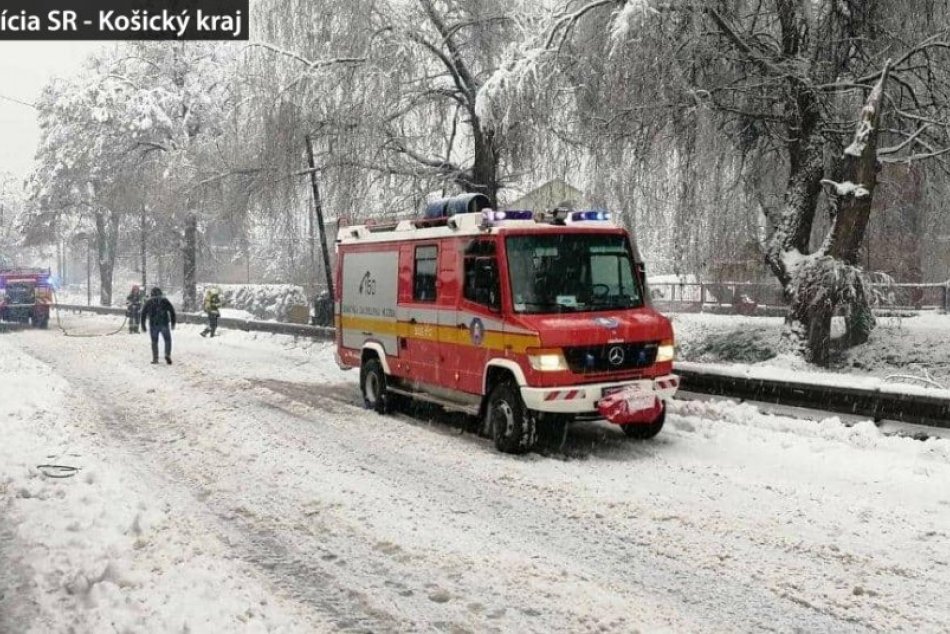 Ilustračný obrázok k článku Spadnutý strom v Dobšinej blokoval cestu: Poškodil aj plynový rozvod, FOTO
