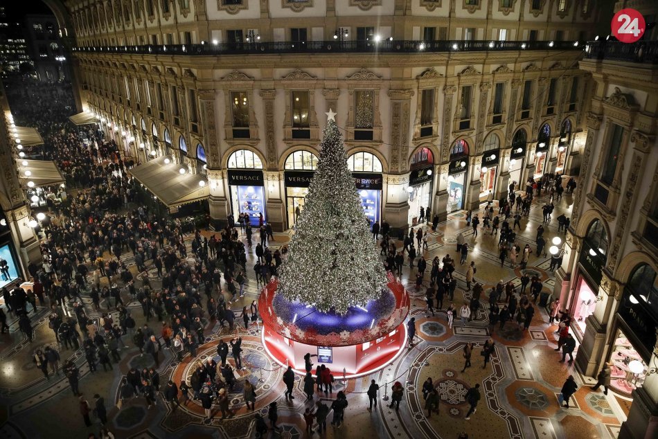 Ilustračný obrázok k článku KURIOZITA DŇA: Vianočný stromček v Miláne je obsypaný tisíckami šperkov