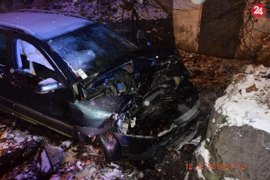 Ilustračný obrázok k článku Tragická nehode pri Bystrici: Vodič neprežil čelný náraz do oporného múru, FOTO