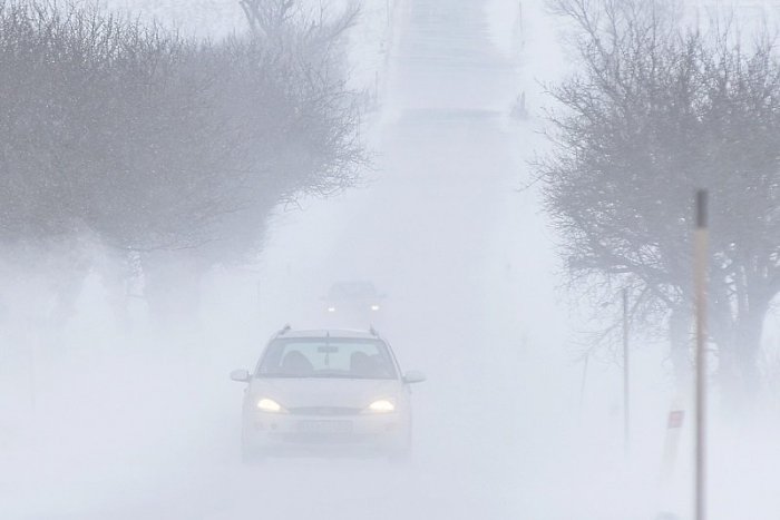 Ilustračný obrázok k článku Silný vietor a sneženie komplikujú situáciu v okolí Tatier: Vodiči hlásia problémy, pribúdajú nehody