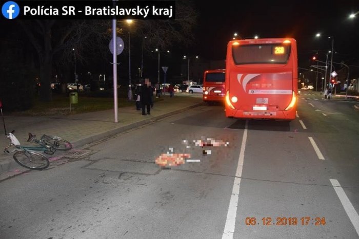 Ilustračný obrázok k článku Autobus sa zrazil s opitým cyklistom: Polícia pátra po svedkoch dopravnej nehody