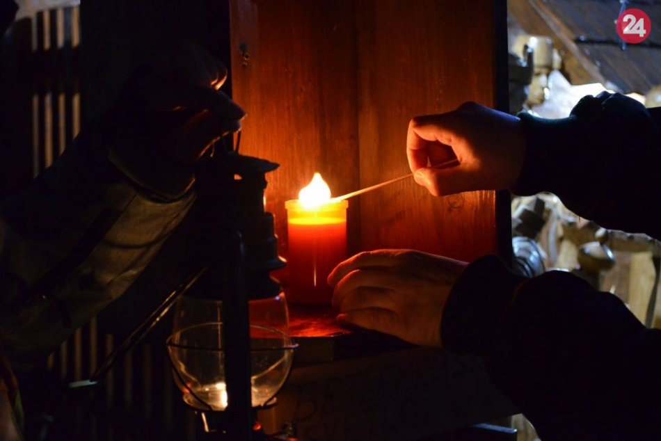 Ilustračný obrázok k článku Skauti priniesli do Nitry svetlo z Betlehema: Plameň odovzdali na námestí, FOTO