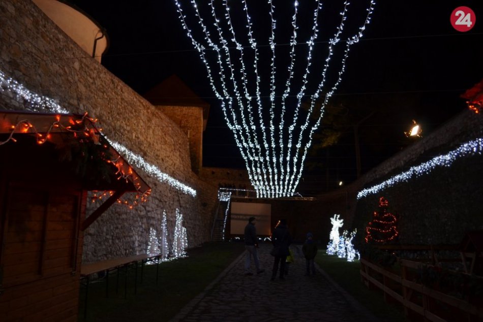 Ilustračný obrázok k článku Hviezdna obloha, ovečky aj trhy: Nitriansky hrad ovládla vianočná nálada, FOTO