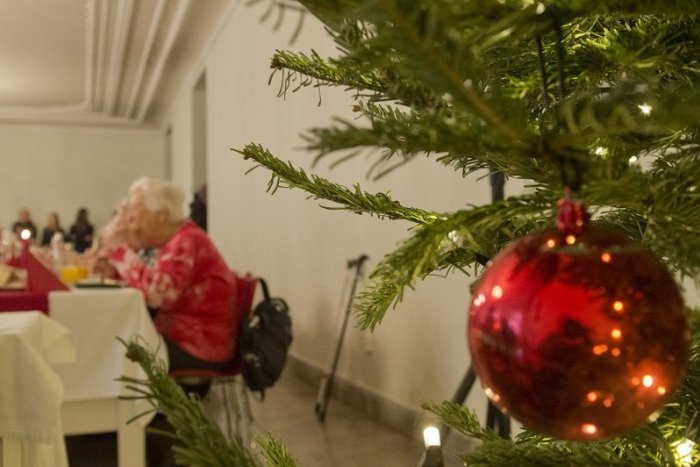 Ilustračný obrázok k článku Zdravotníci prekvapili seniorov: Obdarovali ich vianočnými darčekmi a koláčikmi