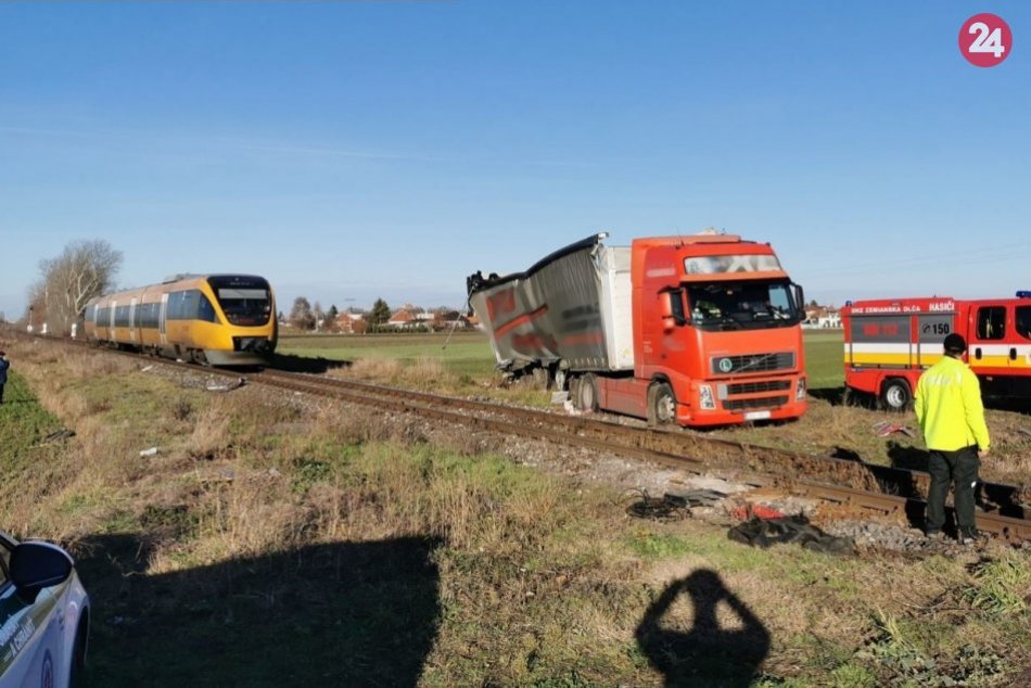 Ilustračný obrázok k článku Dráma na železničnom priecestí: Vlak sa zrazil s kamiónom, FOTO