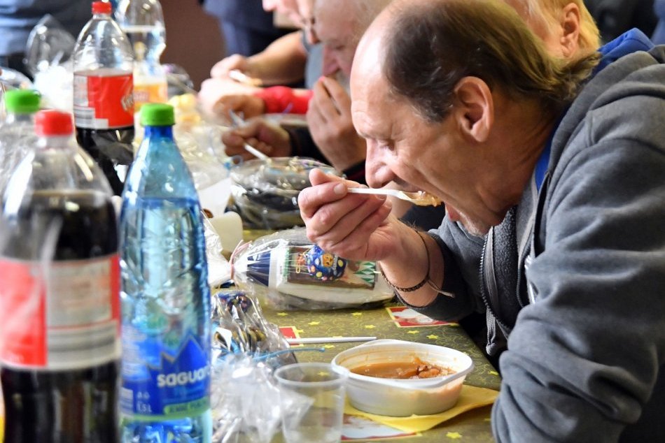 Ilustračný obrázok k článku Vianoce pre ľudí bez domova: V Nových Zámkoch dostanú tradičnú kapustnicu aj rezeň