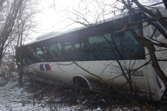Ilustračný obrázok k článku Nehoda pri Štiavnici: Autobus zostal visieť na zvodidlách, FOTO