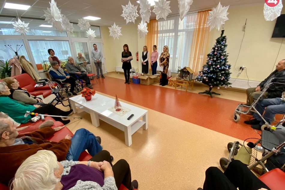 Ilustračný obrázok k článku Zamestnanci úradu spravili dobrý skutok: Seniorom splnili ich vianočné priania