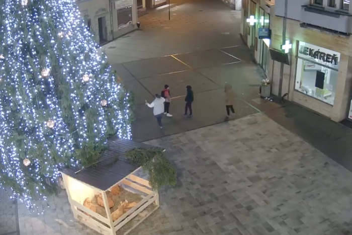 Ilustračný obrázok k článku Vandalský čin v Ružomberku na VIDEU: Takto zničili osvetlenie vianočného stromčeka