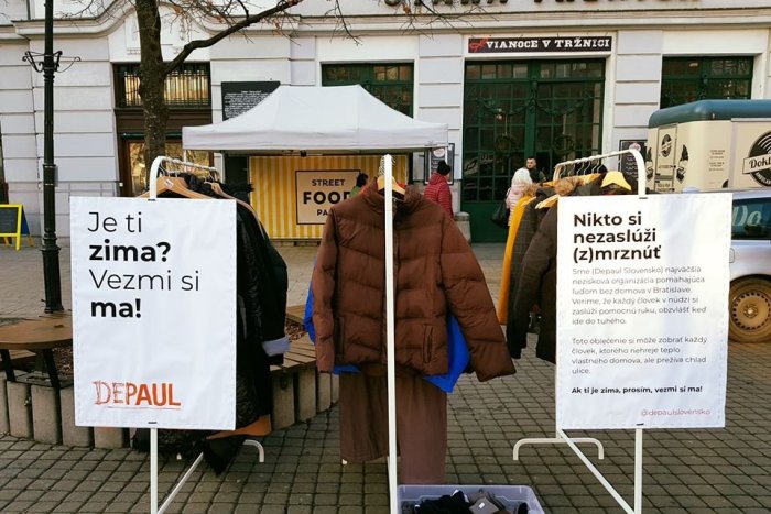 Ilustračný obrázok k článku Vešiaky s oblečením pred Starou tržnicou vyzývajú: Je ti zima? Vezmi si ma!