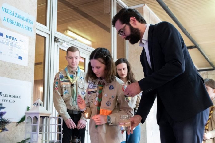 Ilustračný obrázok k článku Betlehemské svetlo dorazilo do Nitry: Rozžiarilo hradnú katedrálu a mestský úrad