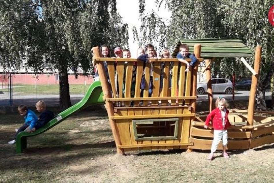 Ilustračný obrázok k článku Nové hracie prvky pre deti: Radosť z veľkej lode a hojdačiek, FOTO