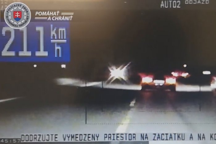 Ilustračný obrázok k článku Policajti namerali cestného piráta: Po diaľnici uháňal rýchlosťou 211 km/h