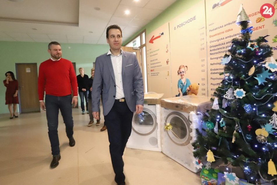 Ilustračný obrázok k článku Premiér priniesol dary do bystrickej nemocnice: Vianoce tam trávi 20 detí, FOTO