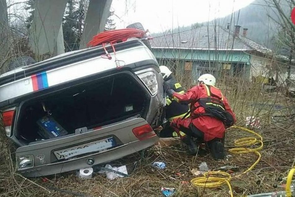 Ilustračný obrázok k článku Nehoda v ružomberskej obci: Auto s dvomi deťmi skončilo na streche