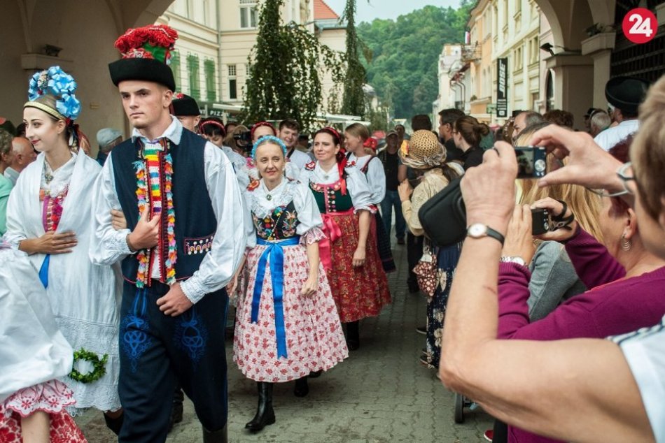 Ilustračný obrázok k článku Sprievod, aký sa len tak nevidí: Bystrické ulice zaplnia folkloristi z celého Slovenska