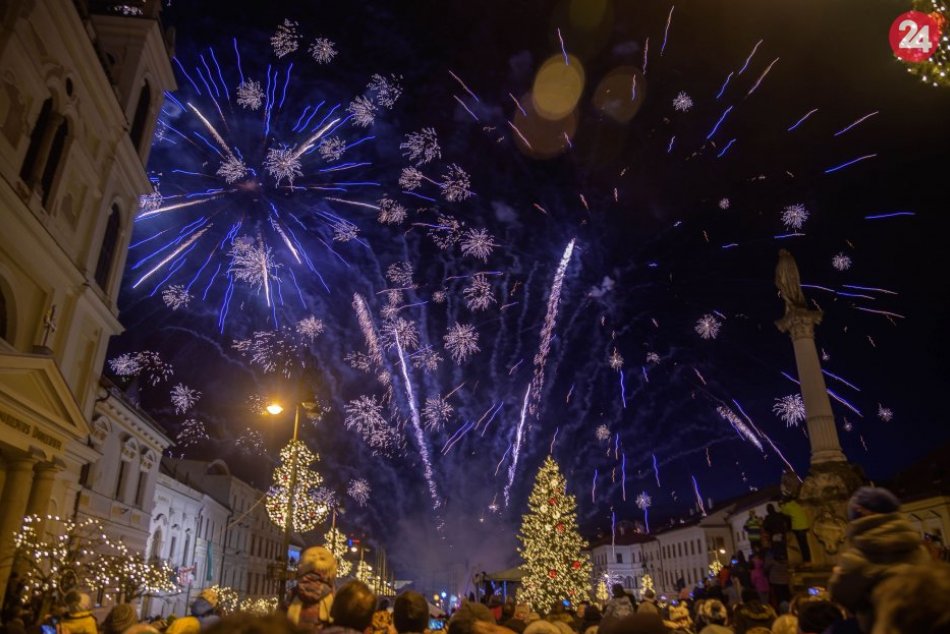 Ilustračný obrázok k článku Tisícky Bystričanov privítali rok 2020: FOTO novoročného ohňostroja na námestí