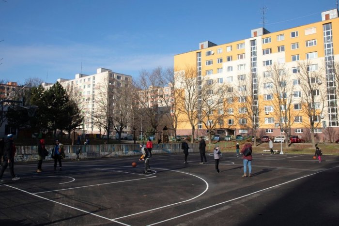 Ilustračný obrázok k článku Basketbalové ihrisko na Žehrianskej dostalo poriadny povrch