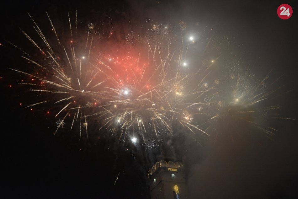 Ilustračný obrázok k článku Rožňavčania oslávili Nový rok ohňostrojom a hudbou: FOTO a VIDEO z námestia