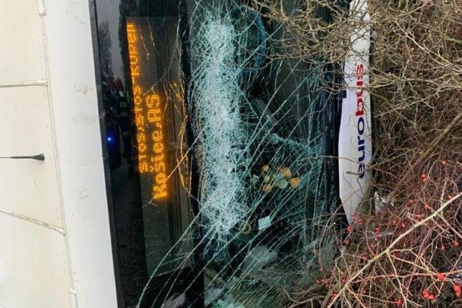 Ilustračný obrázok k článku Pri Jasove sa prevrátil autobus s cestujúcimi, traja ľudia sú zranení, FOTO