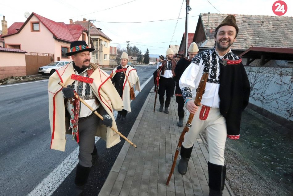 Ilustračný obrázok k článku Pri Zvolene nezabúdajú na tradície: Takto to na Troch kráľov vyzeralo v neďalekej obci, FOTO