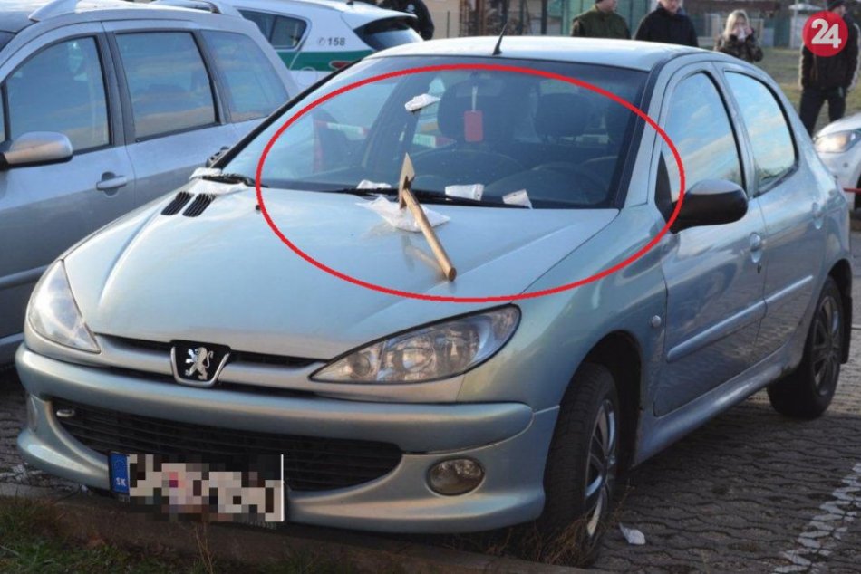 Ilustračný obrázok k článku Rozruch v okrese Prievidza: Sekera zaťatá do auta, antrax polícia vylúčila, FOTO