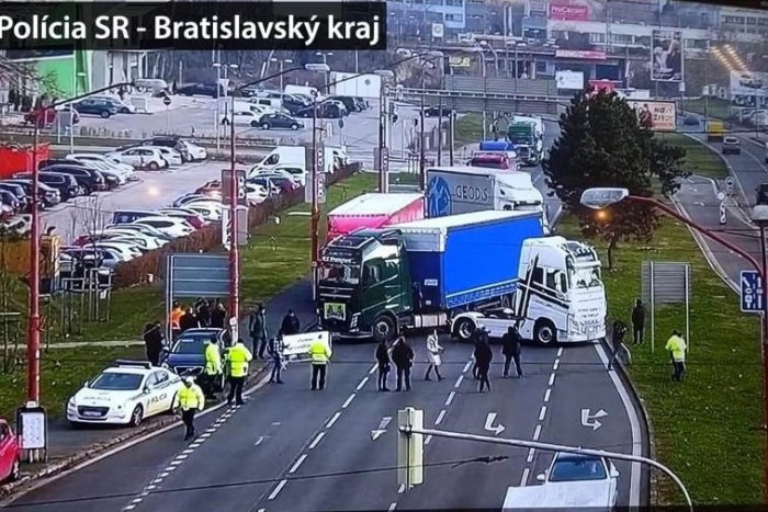 Ilustračný obrázok k článku Vyhnite sa Rožňavskej! Blokáda autodopravcov nekončí VIDEO + FOTO