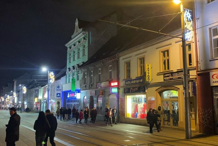 Ilustračný obrázok k článku Viac svetla v uliciach: V centre Bratislavy pribudnú aj lampy na stromoch