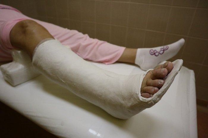 Ilustračný obrázok k článku Rušná šichta v žilinskej nemocnici: Desiatky pádov na ľade, zranených museli aj operovať