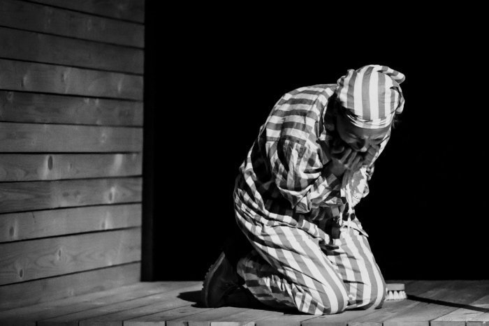 Ilustračný obrázok k článku Šalianski umelci pozývajú: Príbeh neslobody opäť na divadelných doskách