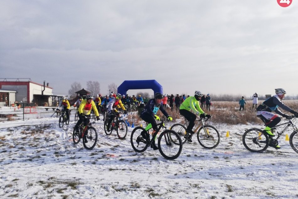 Ilustračný obrázok k článku Zachytené objektívom: Cyklistické preteky na snehu prilákali desiatky pretekárov