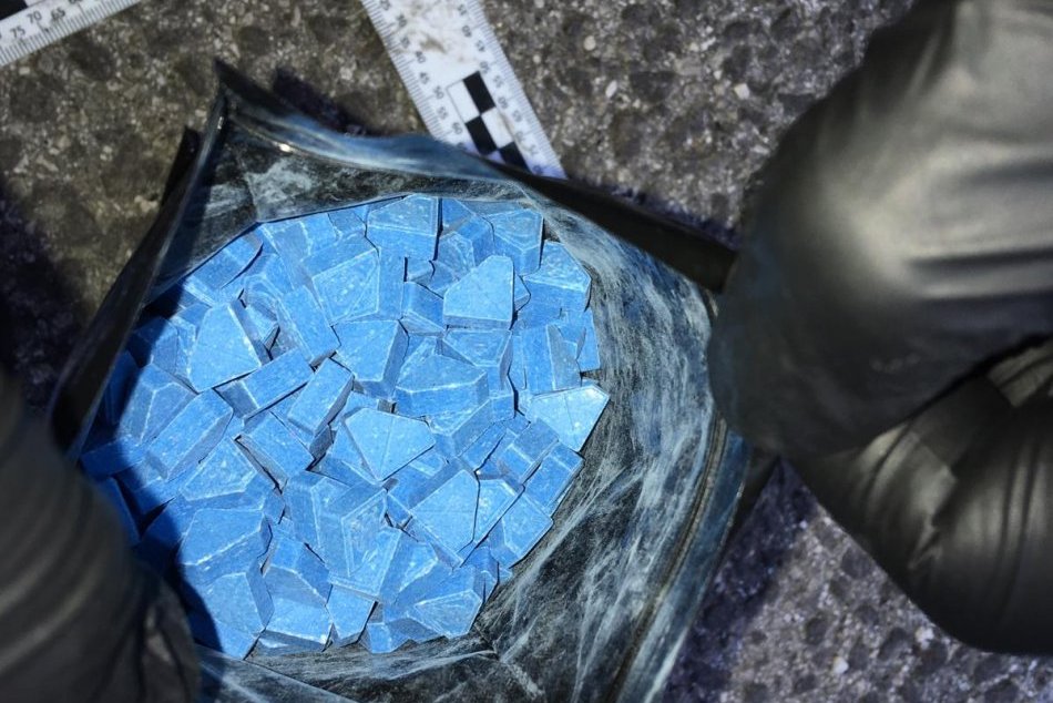 Ilustračný obrázok k článku V Trenčíne zaistili väčšie množstvo extázy: Mladíkom (18, 20) hrozí väzenie