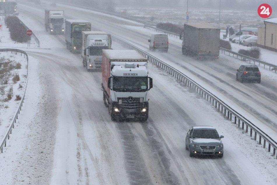 Ilustračný obrázok k článku Na D1 medzi Prešovom a Popradom robí problémy silné sneženie: Rátajte s obmedzením