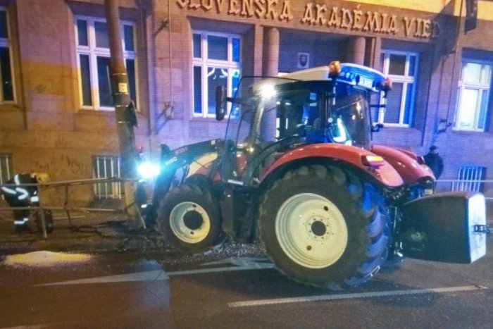 Ilustračný obrázok k článku Traktor ochromil dopravu v centre Bratislavy: Narazil do stĺpa trolejového vedenia