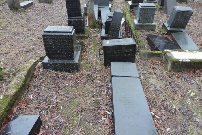 Ilustračný obrázok k článku Zničený židovský cintorín v Rajci: Budete prekvapení, kto sa vykľul z vandalov