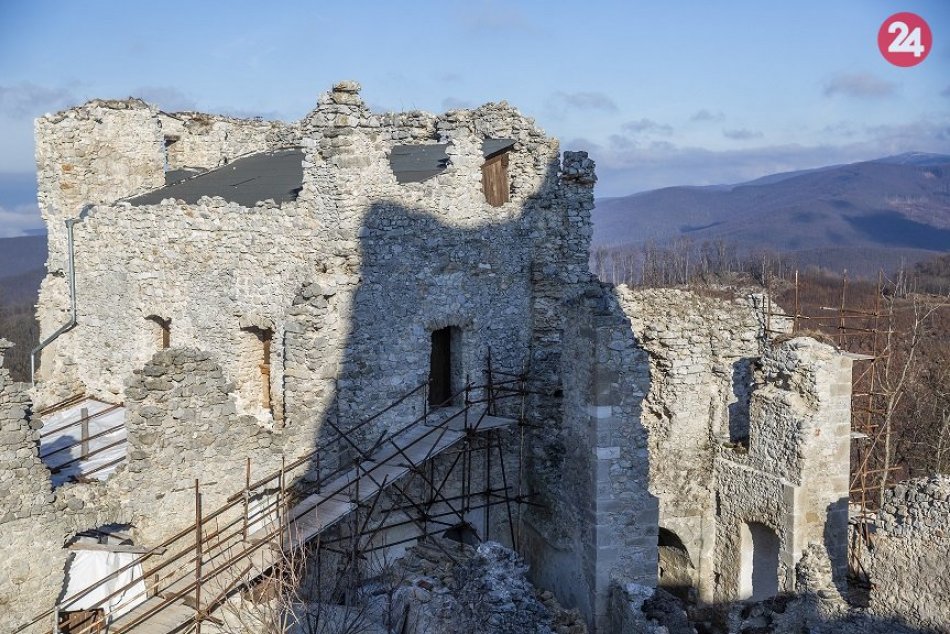 Ilustračný obrázok k článku Tip na výlet: Zo zrúcaniny hradu Tematín vidieť Bratislavský aj Trenčiansky hrad